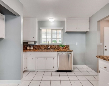 623 E Matchwood Place - Photo Thumbnail 5