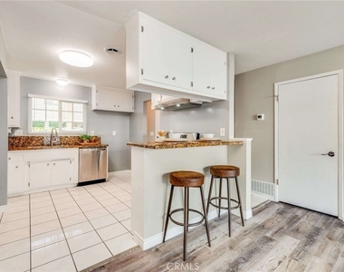 623 E Matchwood Place - Photo Thumbnail 6