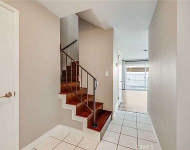 623 E Matchwood Place - Photo Thumbnail 2