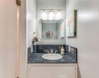 623 E Matchwood Place - Photo Thumbnail 3
