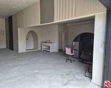 10835 Magnolia Boulevard - Photo Thumbnail 6