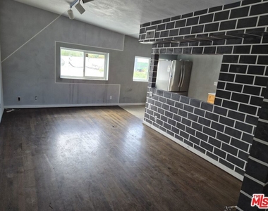 10835 Magnolia Boulevard - Photo Thumbnail 16