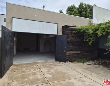 10835 Magnolia Boulevard - Photo Thumbnail 3