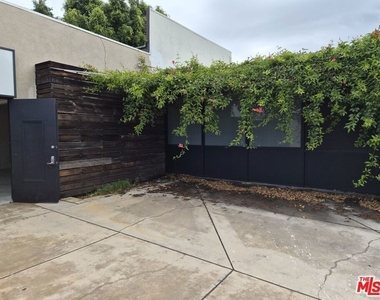 10835 Magnolia Boulevard - Photo Thumbnail 4