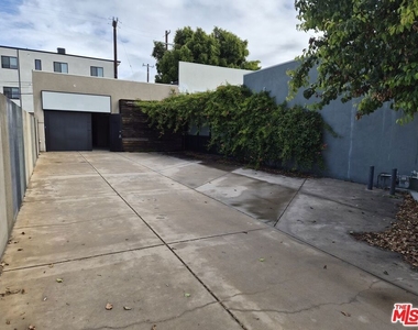 10835 Magnolia Boulevard - Photo Thumbnail 20