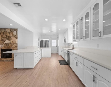 2809 S Canfield Avenue - Photo Thumbnail 12