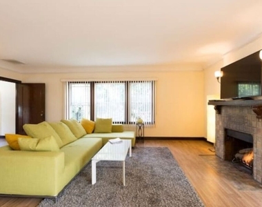 611 N Beachwood Drive - Photo Thumbnail 2
