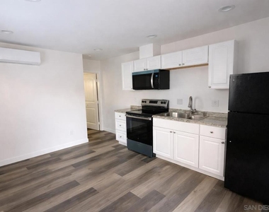 636 Aster St - Photo Thumbnail 4