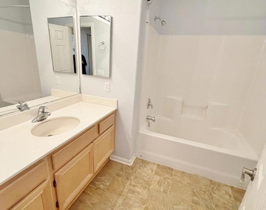 1528 Circle Ranch Way - Photo Thumbnail 10