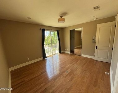 4960 Chimineas Avenue - Photo Thumbnail 30
