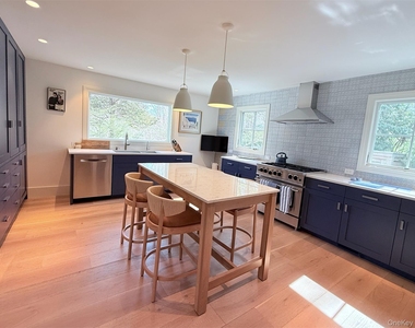 323 Division Street - Photo Thumbnail 8