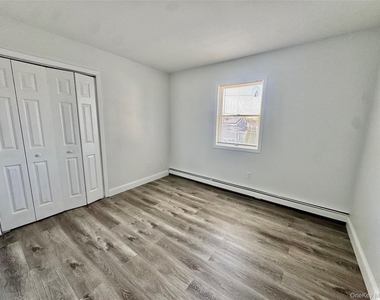 70 Burlington Avenue - Photo Thumbnail 6