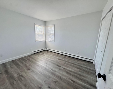 70 Burlington Avenue - Photo Thumbnail 7
