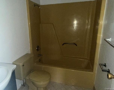 1-72 Parkcenter Drive - Photo Thumbnail 4