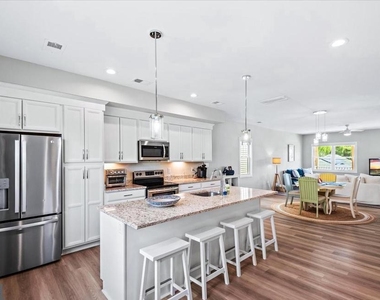 221 Wilder Avenue - Photo Thumbnail 4