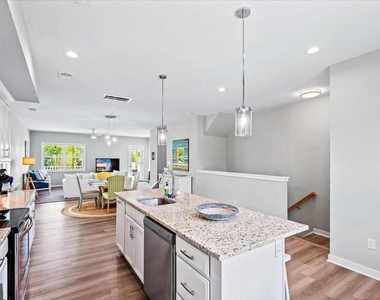 221 Wilder Avenue - Photo Thumbnail 5