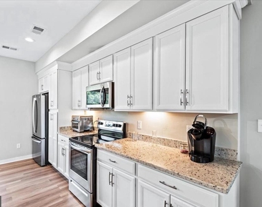221 Wilder Avenue - Photo Thumbnail 6