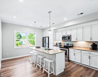 221 Wilder Avenue - Photo Thumbnail 2