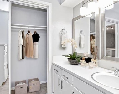 6811 Great Northern Blvd - Photo Thumbnail 4