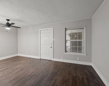 1220 W Anderson Ln - Photo Thumbnail 3