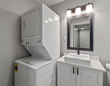 1220 W Anderson Ln - Photo Thumbnail 11