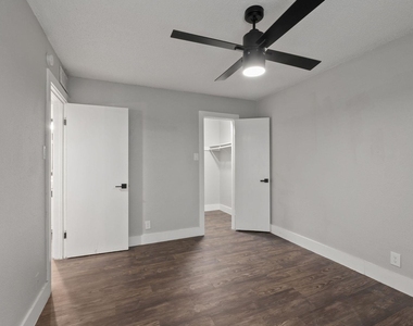 1220 W Anderson Ln - Photo Thumbnail 9