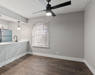 1220 W Anderson Ln - Photo Thumbnail 4