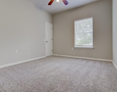 1702 Singleton Ave - Photo Thumbnail 10