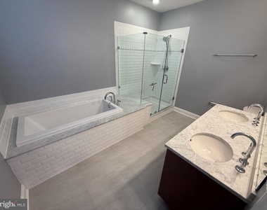 200 N Sycamore Street - Photo Thumbnail 11