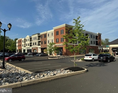 200 N Sycamore Street - Photo Thumbnail 13