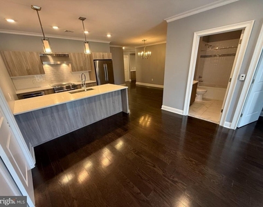 200 N Sycamore Street - Photo Thumbnail 9