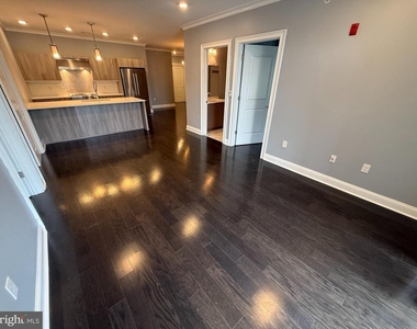 200 N Sycamore Street - Photo Thumbnail 3