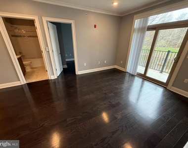 200 N Sycamore Street - Photo Thumbnail 8