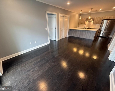 200 N Sycamore Street - Photo Thumbnail 4