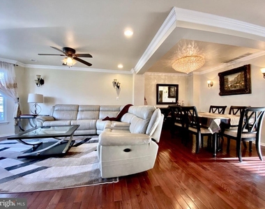 240 William Livingston Court - Photo Thumbnail 3
