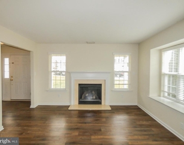 2105 Lexington Mews - Photo Thumbnail 9