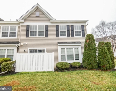 2105 Lexington Mews - Photo Thumbnail 6