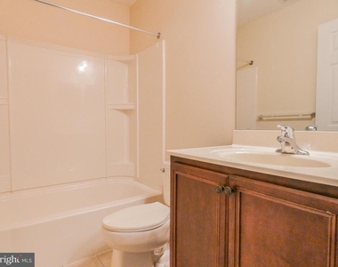 2105 Lexington Mews - Photo Thumbnail 27