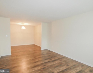 2105 Lexington Mews - Photo Thumbnail 18