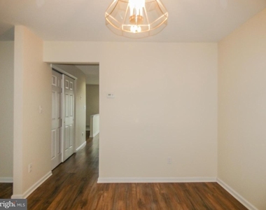 2105 Lexington Mews - Photo Thumbnail 14