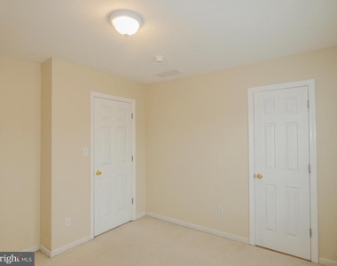 2105 Lexington Mews - Photo Thumbnail 38