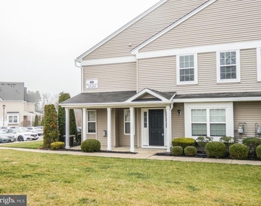 2105 Lexington Mews - Photo Thumbnail 5