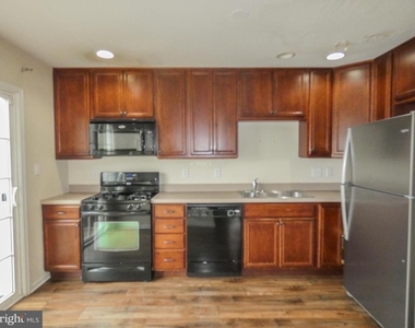 2105 Lexington Mews - Photo Thumbnail 13