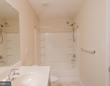 2105 Lexington Mews - Photo Thumbnail 47