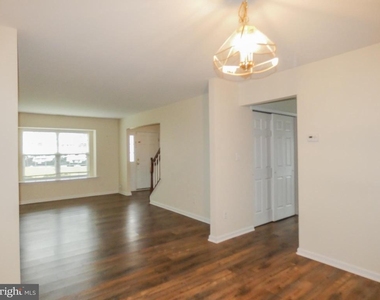 2105 Lexington Mews - Photo Thumbnail 21