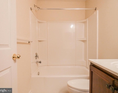 2105 Lexington Mews - Photo Thumbnail 28