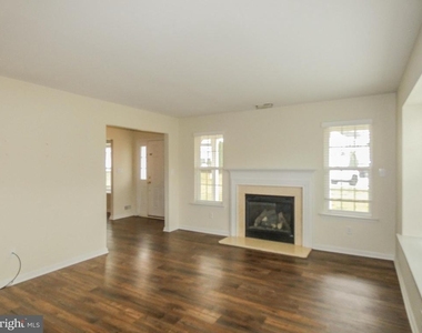 2105 Lexington Mews - Photo Thumbnail 8