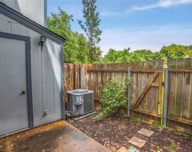 1411 Gracy Farms Ln - Photo Thumbnail 15