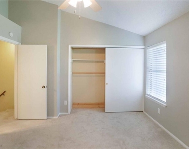 1411 Gracy Farms Ln - Photo Thumbnail 9