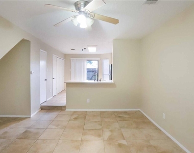 1411 Gracy Farms Ln - Photo Thumbnail 3